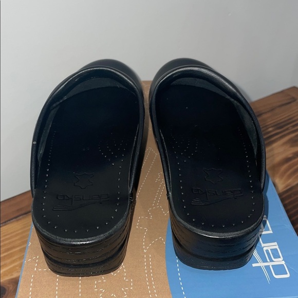 Dansko Sonja Black Cabrio Mule Size EU 37/6.5-7 US
Clogs - Picture 10 of 16